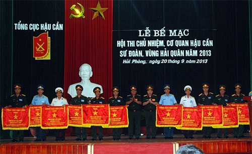 Thủ trưởng TCHC tặng cờ cho các tập thể.