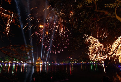 Pháo hoa rực sáng bên tháp Rùa.
