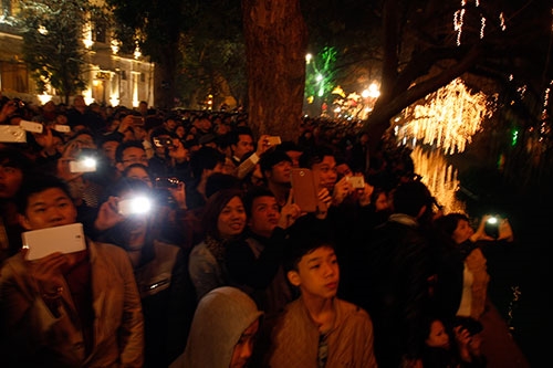 Hàng nghìn người theo dõi màn bắn pháo hoa mừng năm mới.