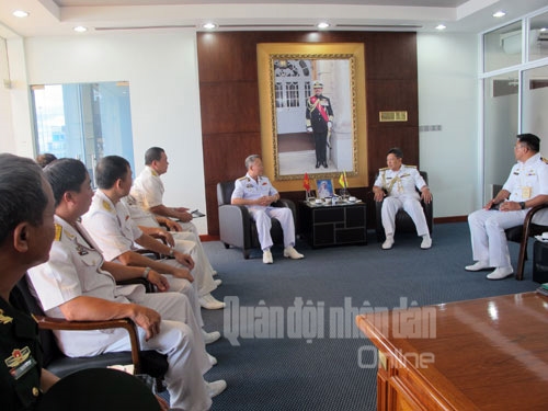 Trong thời gian ở Brunei, Biên đội tàu gồm HQ-011 Đinh Tiên Hoàng và HQ-012 Lý Thái Tổ với hơn 220 sĩ quan và thủy thủ luôn được phía Brunei đón tiếp trọng thị và chu đáo với nghi lễ cao nhất. Trong ảnh: Tư lệnh Hải quân Brunei tiếp Chuẩn Đô đốc Nguyễn Văn Kiệm và Chỉ huy đoàn tàu sáng 19-11. Tư lệnh Hải quân Brunei luôn bố trí xe con với phù hiệu 2 sao để đưa đón Chuẩn đô đốc Nguyễn Văn Kiệm trong khi bản thân ông chỉ đi xe với phù hiệu 1 sao.
