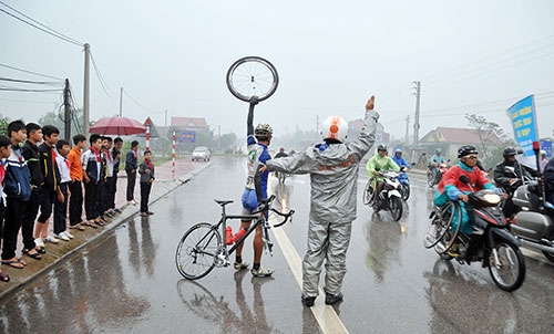 Trời mưa, tầm nhìn hạn chế nên đội mô tô dẫn đường và vận động viên phải ra tín hiệu thay lốp cho đội tiếp tế.