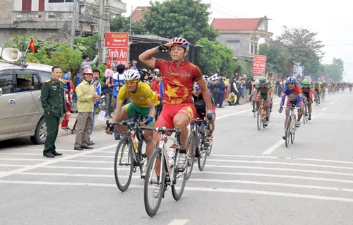 Vận động viên Trần Văn Quyền của đội Quân đội 1 xuất sắc về Nhất.