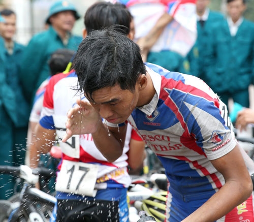 Trời mưa nên các vận động viên thi đấu trong trang phục ướt sũng và lấm lem bùn đất.