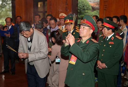 Ban Tổ chức Cuộc đua dâng hương tại Nhà tưởng niệm Chủ tịch Hồ Chí Minh.