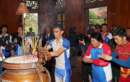 Các vận động viên thắp hương báo công dâng Bác.