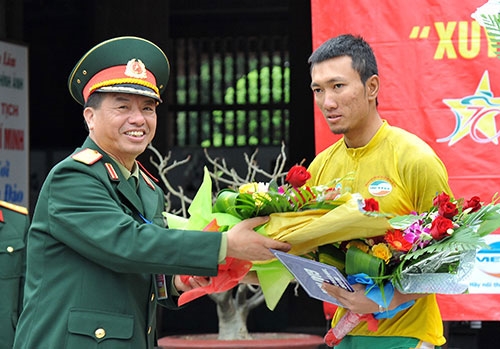 Thiếu tướng Phạm Văn Huấn, Tổng biên tập Báo Quân đội nhân dân, Trưởng ban Tổ chức giải tặng quà sinh nhật cho vận động viên Nguyễn Thành Tâm của đội Hạt Ngọc Trời - An Giang, người về vị trí thứ Nhì của chặng 8.