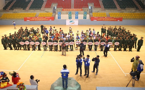 Trời mưa nên buổi lễ trao giải và công tác tổ chức cho lễ xuất phát được làm trong nhà thi đấu Hà Tĩnh.