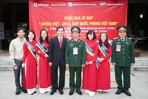 Ban Tổ chức chụp ảnh lưu niệm cùng cán bộ, nhân viên Chi nhánh VietinBank tại Nghệ An.