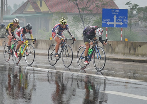 Mưa to liên tục nhưng không làm nản lòng các vận động viên.