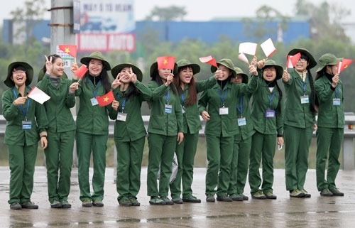 …Và tự vệ thành phố Vinh đứng cổ vũ cho các vận động viên.