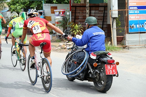 Đội tiếp tế thường xuyên bổ sung nước cho các vận động viên.