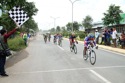 Các đội bám đuổi quyết liệt trên chặng đua.