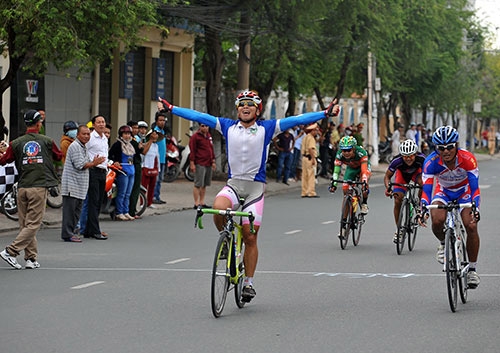 Cua-rơ Lê Văn Động đội VTV Cần Thơ xuất sắc về đích đầu tiên ở chặng 1.