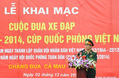 Thiếu tướng Phạm Văn Huấn, Tổng biên tập Báo Quân đội nhân dân, Trưởng Ban tổ chức giải phát biểu tại lễ khai mạc giải đua xe đạp xuyên Việt – 2014, cúp Quốc phòng Việt Nam.