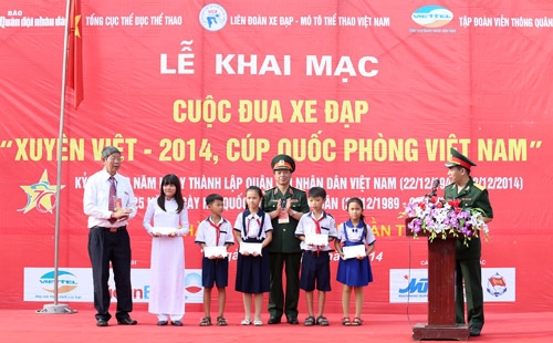 Thiếu tướng Phạm Văn Huấn, Tổng biên tập Báo Quân đội nhân dân, Trưởng ban tổ chức giải và đồng chí Đoàn Kim Phách, Phó chủ tịch kiêm Tổng thư ký Liên đoàn Xe đạp - Mô tô Việt Nam trao học bổng cho con em cán bộ LLVT có hoàn cảnh khó khăn, học giỏi.