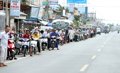 Hai bên đường, người dân đứng chật kín xem đoàn đua đi qua.