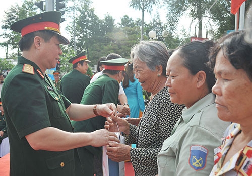 Trung tướng Nguyễn Trọng Nghĩa, Phó chủ nhiệm Tổng cục Chính trị trao quà cho các gia đình chính sách, người có công với cách mạng tại lễ khai mạc.