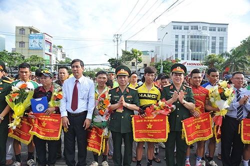 Ban tổ chức trao cờ, hoa lưu niệm cho các đội trước giờ xuất phát.