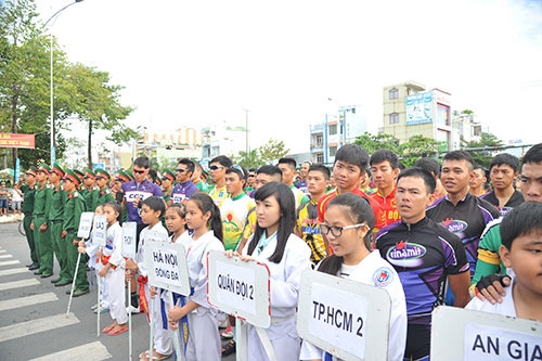 Tham dự giải đua có 15 đội chuyên nghiệp mạnh nhất Việt Nam và 2 đội quốc tế là đội Lào và Campuchia.