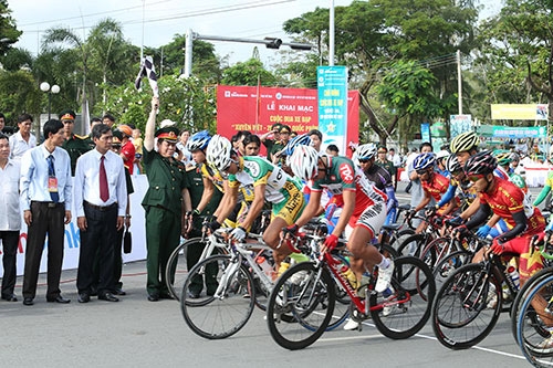 Trung tướng Nguyễn Trọng Nghĩa phát hiệu lệnh xuất phát chặng 1 thành phố Cà Mau – thành phố Cần Thơ.
