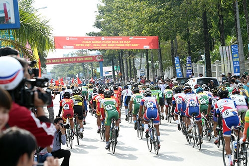 Khởi đầu chặng 1 các cua-rơ đua 9 vòng quanh đường Phan Ngọc Hiển thành phố Cà Mau trước khi xuất phát về đích ở thành phố Cần Thơ.