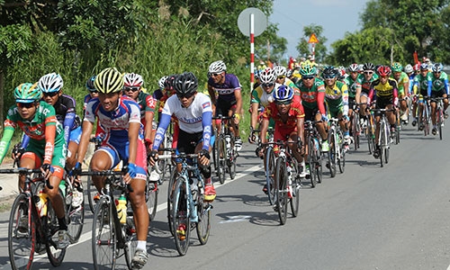 Chặng đua dài, thời tiết nóng tiêu tốn nhiều sức lực của các vận động viên.