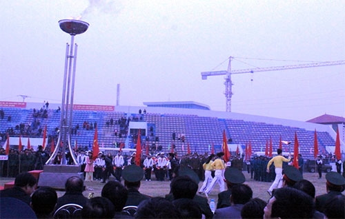 Ngọn lửa truyền thống quê hương được thắp lên, thêm thôi thúc các thanh niên hăng hái lên đường.