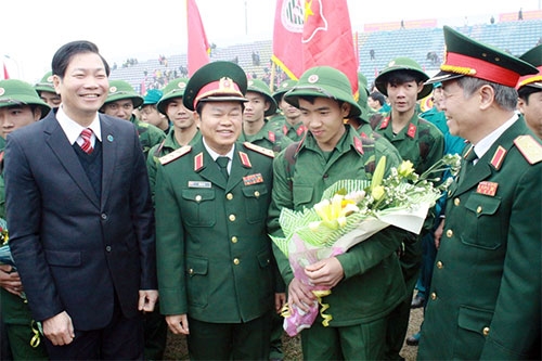 Thượng tướng Đỗ Bá Tỵ và lãnh đạo TP Hà Nội động viên thanh niên huyện Đan Phượng trước lúc lên đường.