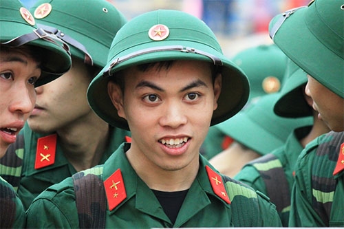 Nụ cười luôn nở trên môi các thanh niên.