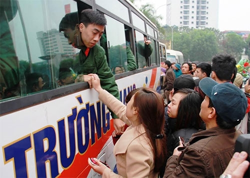 Giây phút lên đường đầy bịn rịn.