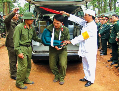 Vận chuyển “thương binh” về tuyến sau.