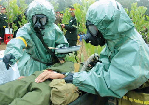 Trong những tình huống khu vực có vũ khí hóa học, “thương binh” được cấp cứu kịp thời.