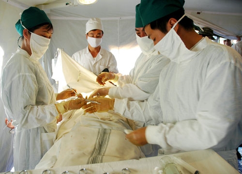 Tổ phẫu thuật xử lý tại chỗ những ca bị thương nặng tại tiền tuyến.