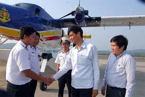 Thứ trưởng Bộ GTVT chúc mừng các phi công hoàn thành nhiệm vụ bay tìm kiếm ngày thứ 3.