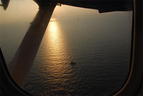 Thuỷ phi cơ Hải quân bay cách mặt nước hơn 100m.