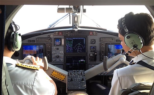 Phi công DHC-6 đang điều khiển máy bay.