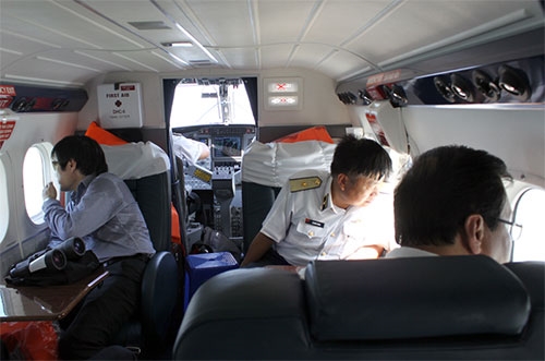 Các thành viên trên DHC-6 quan sát...