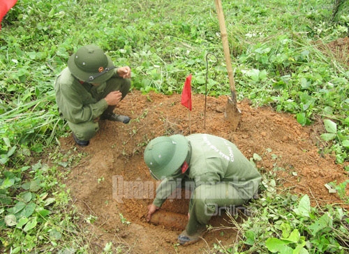 Bom mìn, vật nổ nằm rải rác khắp nơi.