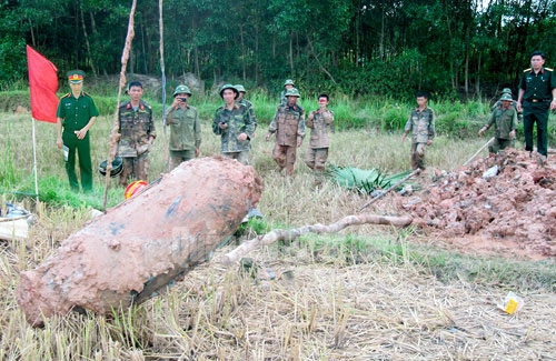 Cho đến những quả bom nặng hàng trăm bảng Anh.