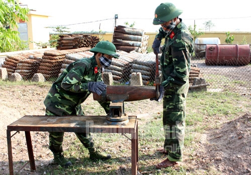 Trung tâm Công nghệ xử lý bom mìn, Binh chủng Công binh xử lý một quả bom.