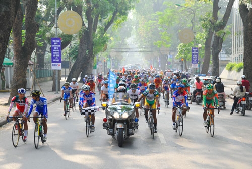 Đoàn đua diễu hành qua các đường phố Hà Nội trước khi xuất phát.