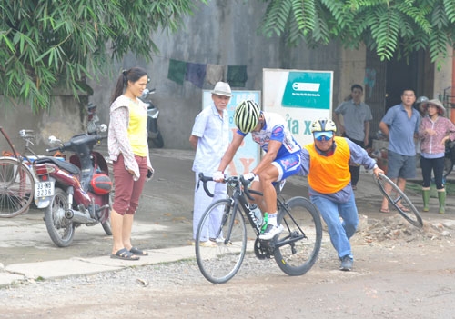 Đoạn qua thị xã Sơn Tây đến thị trấn Xuân Mai nhiều cua-rơ bị nổ lốp xe phải thay.