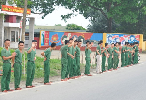 Cán bộ, chiến sĩ Trung đoàn 102 Thủ đô và nhân dân xếp hàng hai bên đường chào đón, cổ vũ đoàn đua.