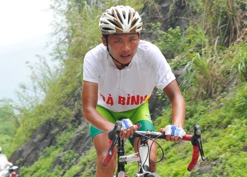 Đèo dốc và nắng nóng oi ả cũng đốt nhiều sức lực của các vận động viên.
