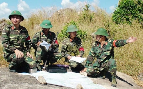 Giao nhiệm vụ đánh chiếm mục tiêu tại thực địa.