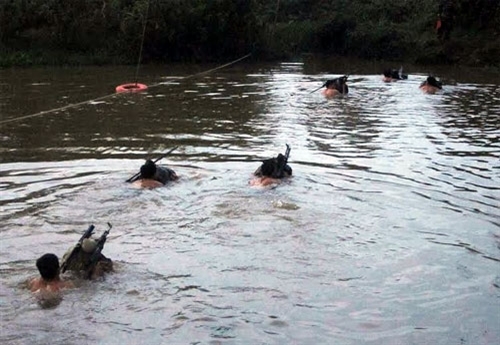 Thực hành cơ động vượt sông.