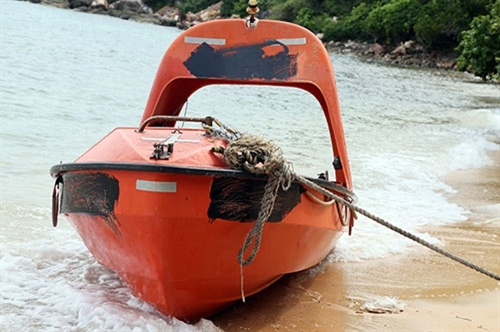 Các đối tượng cướp biển khi bỏ chạy đã dùng xuồng nhỏ xóa số IMO để tẩu thoát, nhưng vẫn bị Lực lượng Cảnh sát biển bắt giữ...
