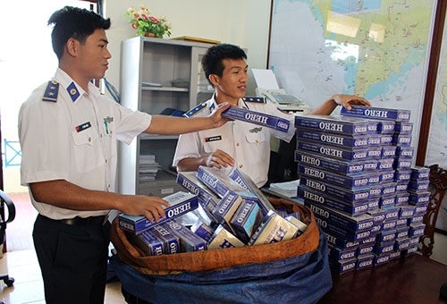 Tổ công tác kiểm tra, niêm phong thuốc lá lậu.