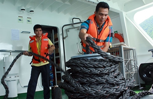 Làm công tác chuẩn bị cho tàu cập cảng.
