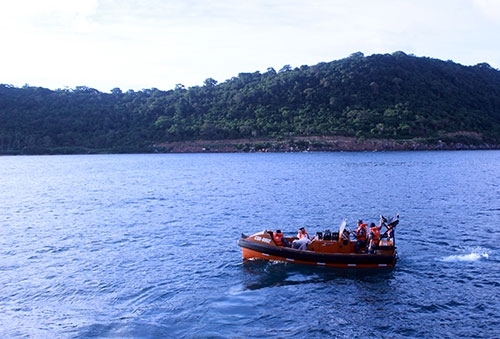 Di chuyển bằng xuồng công tác.